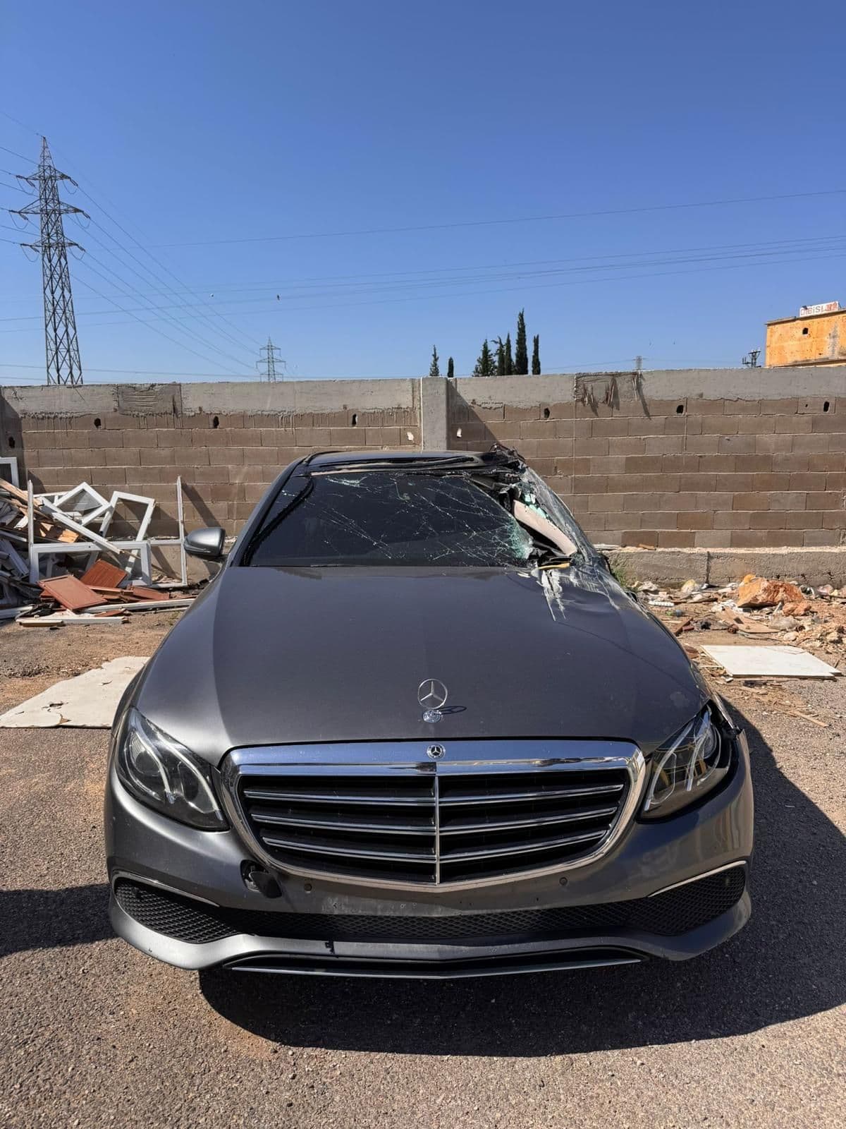 Mercedes-Benz E Serisi, tavan ve cam hasarlı
