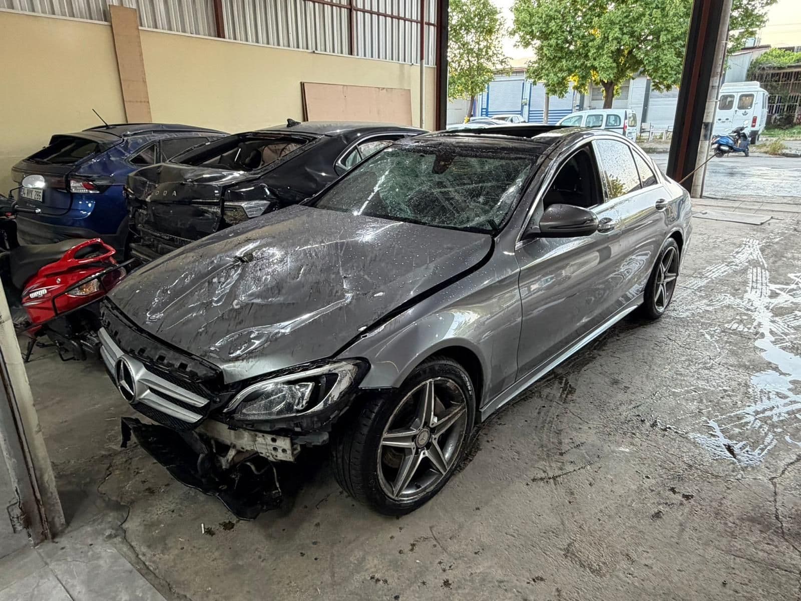 Mercedes-Benz C Serisi, ön hasar, cam kırık